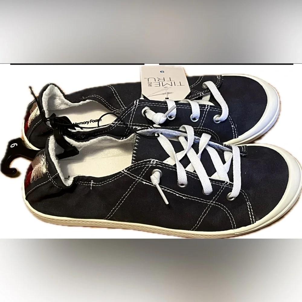 Time and Tru Navy Canvas Lace-Up Scrunchback Sneakers. New with tags. Size 9 - Picture 3 of 6